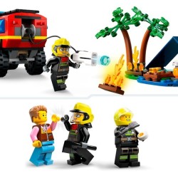 Feuerwehrgeländewagen mit Rettungsboot