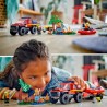 Feuerwehrgeländewagen mit Rettungsboot