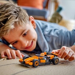 F1 Rennfahrer mit McLaren Rennauto