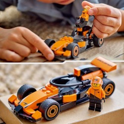 F1 Rennfahrer mit McLaren Rennauto